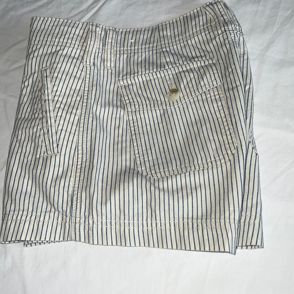 AMERICAN EAGLE. BLUE AND WHITE STRIPED SHORTS. SIZE 00
